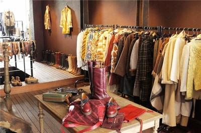 地攤上一件衣服15元,商家能賺多少錢?批發(fā)商一語道破